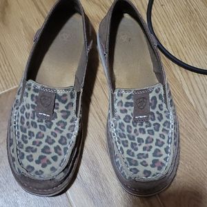 Pair of Ariat cruisers.